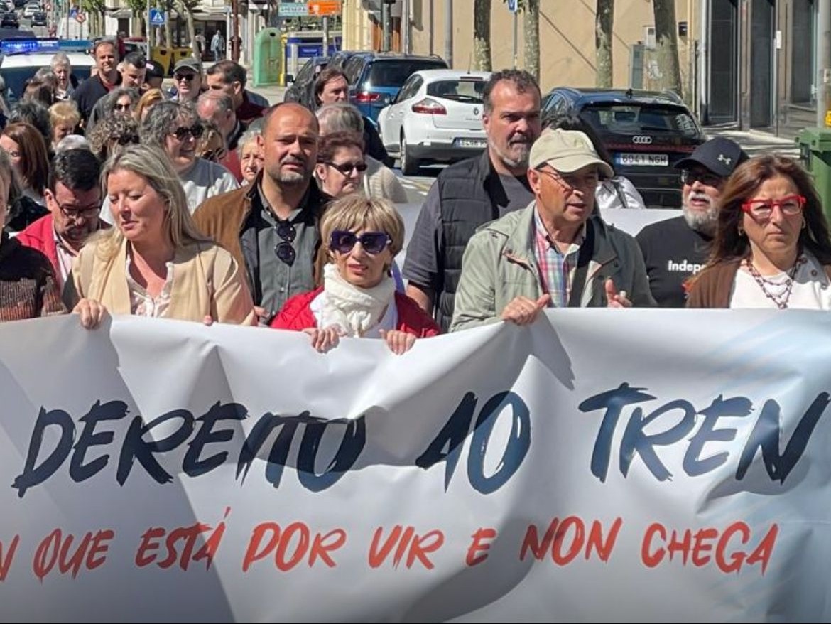 psoeacoruna's tweet photo. O sábado estivemos, unha vez máis, xunto ó Foro Cidadán polo Ferrocarril para esixir transporte digno nas comarcas de Ferrol, Eume e Ortegal 🚄

@Bernardo_FerPi, secretario xeral provincial e alcalde de Pontedeume, acudiu xunto a compañeiros e compañeiras socialistas da bisbarra https://t.co/bdlBQKWJkU
