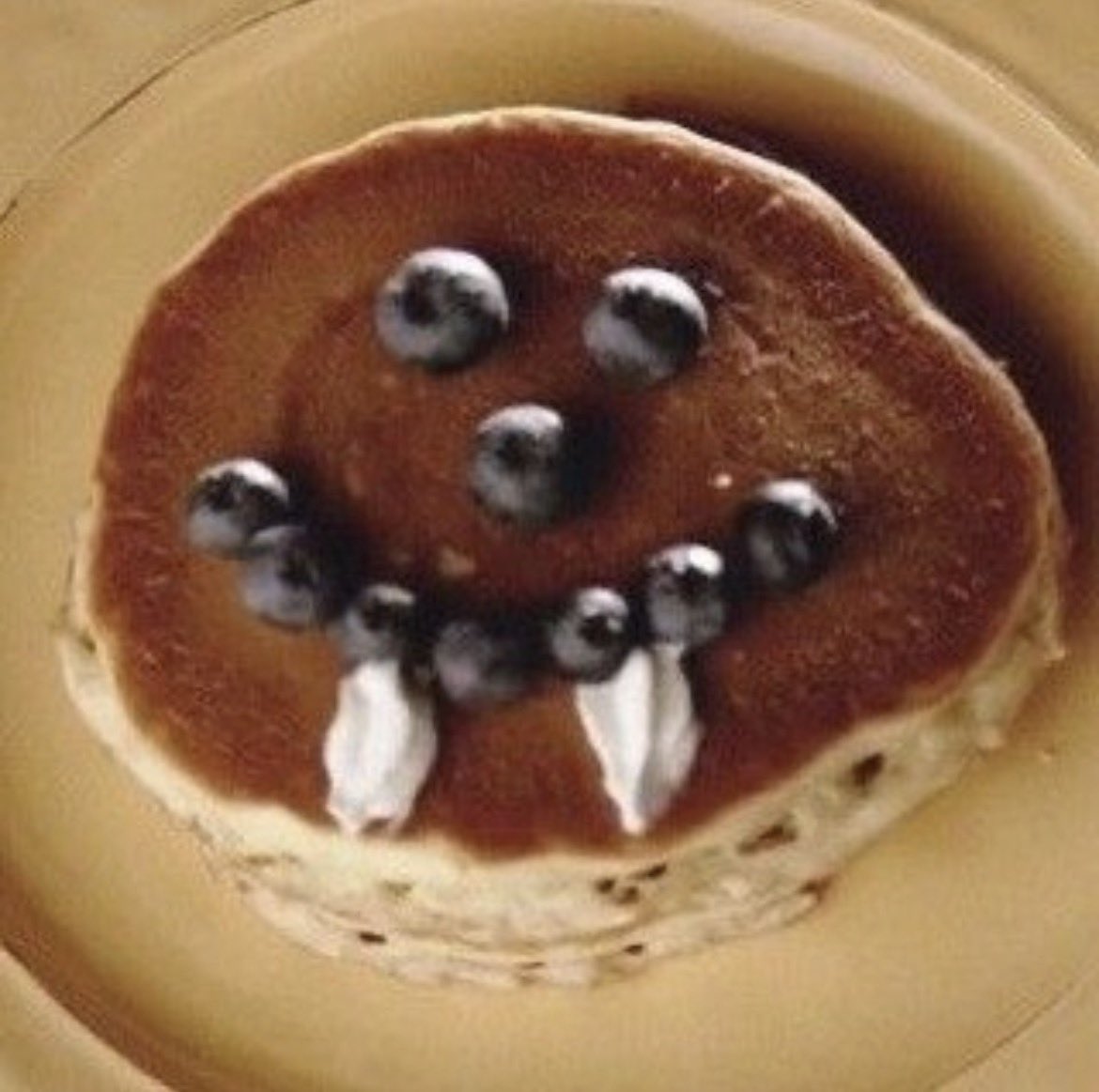 giselle’s version of the vampire pancake from tvd 😭