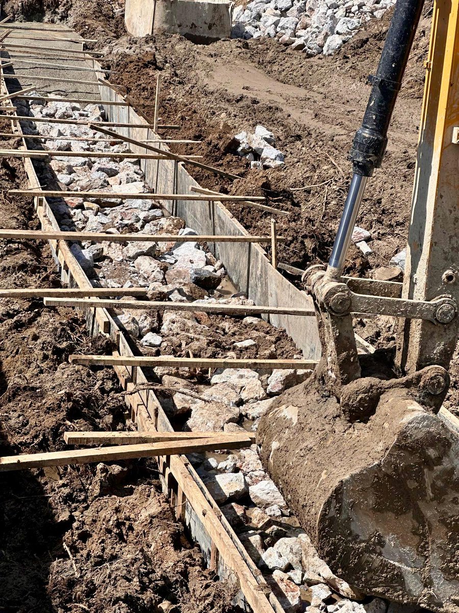 172Dsi's tweet photo. Muş Merkez Arpayazı Köyümüzde  Taşkın Koruma İnşaatı işine başlanmıştır.

Proje kapsamında;

▪️ 662 metre çift taraflı beton temelli kargir duvar ve panel çit korkuluk,
▪️ 3 adet köprü menfez imalatı gerçekleştirilecektir.

Arpayazı Köyümüze hayırlı olsun. https://t.co/C98Z1FeQwQ