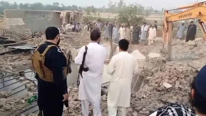 بیست و یک پولیس در شمال پاکستان کشته شدند.
