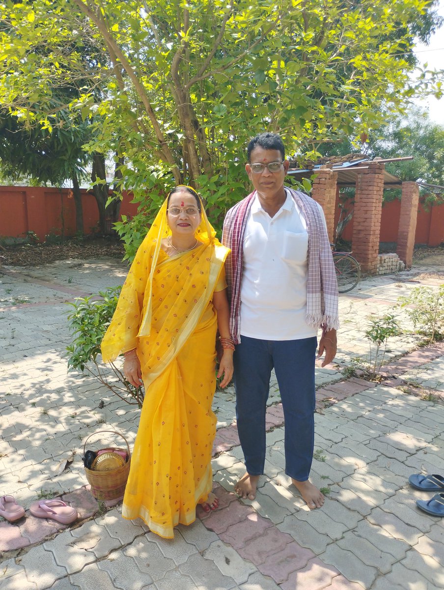 trishanrenu's tweet photo. मेरे "हमसफर" वेद प्रकाश सिंह @VPS6655 के त्याग और समर्पण का शुक्रिया, जो निरंतर चालीस वर्षों से मेरी ज़िंदगी के हर मोड़, सुख-दुख, उतार-चढ़ाव, गम-खुशी में मेरे साथ कंधे से कंधा मिलाकर और मेरा आत्मविश्वास बढ़ाते हुये मेरी ज़िंदगी को खूबसूरत और खुशहाल बनाने में अहम भूमिका निभाई है। https://t.co/FNr6rOqvLq