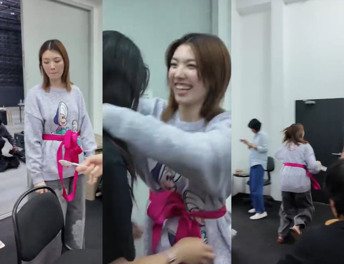 ➡️ผูกโบว์พร้อมมอบของขวัญเต็มที่
➡️พอเค้าทำท่าจะแกะก็ดันโผเข้ากอดซะก่อน
➡️ถึงเวลากลับบ้านก็วิ่งแจ้นไปทันที ลืมหมดสิ้นของขวัญที่เตรียมมา
ถ้าเจอกันงานหน้าแล้วออมบอกยังโสดอีกแม่ก็ไม่แปลกใจแล้วนะ😂