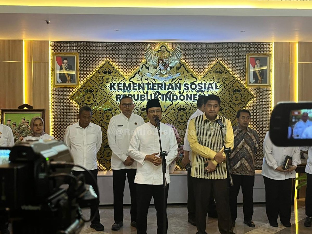 RadioElshinta's tweet photo. Menteri Perumahan dan Kawasan Permukiman Maruarar Sirait setujui 10 ribu unit program bedah rumah untuk keluarga siswa sekolah rakyat. Hal itu dikatakan saat bertemu dengan Menteri Sosial di Jakarta, Senin (11/5). 📸Irf
#BedahRumah #Mensos #SiswaSekolahRakyat https://t.co/6Yui6rZbxz