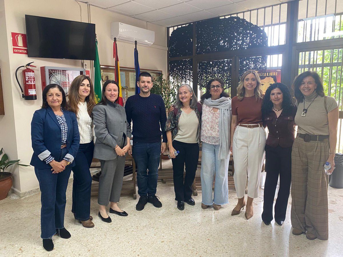 tamarafolera1's tweet photo. Muchas gracias @cprtrujillo , al acogimiento de Juan Antonio, su director y a nuestras compis Foleras, Fátima Hontiveros @Fatima_Honti Isabel Panadero, por la oportunidad de compartir experiencias I Jornada regional #FOLcomparte. Gente maravillosa, reencuentros @esther_fol https://t.co/oTb5AanZXk