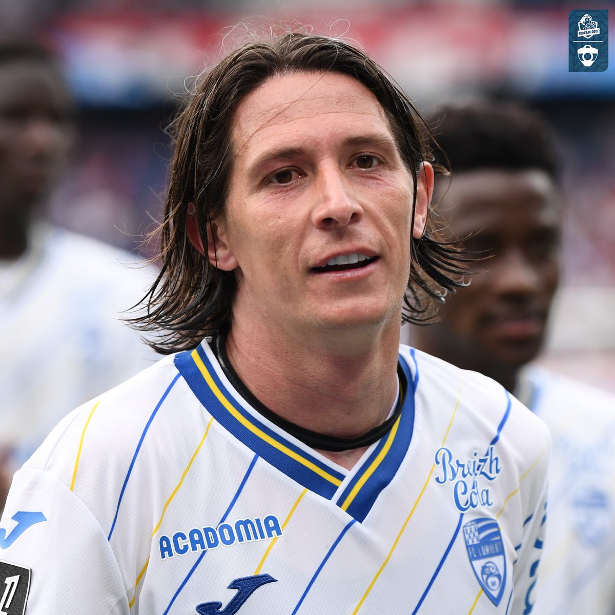 Footballogue's tweet photo. Laurent Abergel, capitaine de Lorient, a poussé un 𝗘́𝗡𝗢𝗥𝗠𝗘 𝗖𝗢𝗨𝗣 𝗗𝗘 𝗚𝗨𝗘𝗨𝗟𝗘 hier soir suite à une question sur le départ de son coach Olivier Pantaloni ! 😳😤

"𝗣𝗢𝗨𝗥 𝗠𝗢𝗜, 𝗖'𝗘𝗦𝗧 𝗨𝗡 𝗦𝗖𝗔𝗡𝗗𝗔𝗟𝗘 !

À partir du moment où tu as un coach et un staff qui sont aussi performants, aussi aimés dans un club de tous les côtés. 𝗝'𝗮𝗶 𝗿𝗮𝗿𝗲𝗺𝗲𝗻𝘁 𝘃𝘂 𝘂𝗻 𝗰𝗼𝗮𝗰𝗵 𝗳𝗮𝗶𝗿𝗲 𝗮𝘂𝘁𝗮𝗻𝘁 𝗹'𝘂𝗻𝗮𝗻𝗶𝗺𝗶𝘁𝗲́...

𝗝𝗲 𝘀𝘂𝗶𝘀 𝘁𝗿𝗲̀𝘀 𝘁𝗿𝗲̀𝘀 𝗱𝗲́𝗰̧𝘂 𝗱𝗲 𝗰𝗼𝗺𝗺𝗲𝗻𝘁 𝗰̧𝗮 𝘀'𝗲𝘀𝘁 𝗱𝗲́𝗿𝗼𝘂𝗹𝗲́. On reste des joueurs, on accepte chaque situation et on se doit de le faire ainsi. Mais très très déçu de l'issue. 

Je comprends son choix, je suis de tout cœur avec lui. 𝗝'𝗲𝘀𝗽𝗲̀𝗿𝗲 𝗾𝘂'𝗶𝗹 𝘃𝗮 𝘁𝗿𝗼𝘂𝘃𝗲𝗿 𝘂𝗻 𝗰𝗹𝘂𝗯 𝗱𝗲 𝗟𝗶𝗴𝘂𝗲 𝟭, 𝗽𝗮𝗿𝗰𝗲 𝗾𝘂'𝗶𝗹 𝗹𝗲 𝗺𝗲́𝗿𝗶𝘁𝗲."

Et on peut le comprendre quand on voit ses résultats avec les Merlus...

(Ligue 1+)
