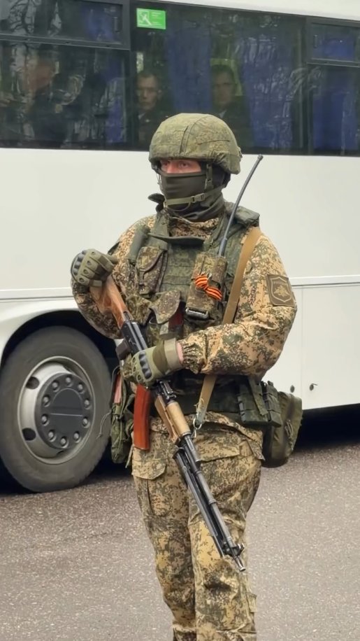 mezbelly's tweet photo. RPK-74 operator during the Victory Day in Vyazma. 2026.
He wears most of the elements of the Ratnik kit (6B47, 6B45, 6Sh117 pouches) and Faradey 1145 combat boots.
What catches attention is the use of new VKPO 3.2. in EMR-M camo.
- tg/VoenObzorTelega https://t.co/zWs809wYGP
