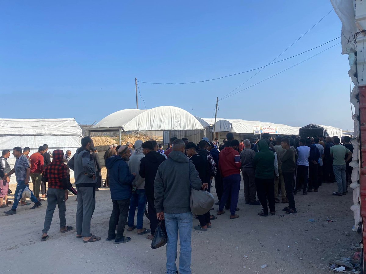 fady_assi's tweet photo. المجاعة الصامته تفتك باهل غزة 
طوابير من النازحين تقف بحثا عن رغيف الخبز 
وطوابير تقف على المياه الحلوة والمالحة 
صحيح هناك بعض السلع في السوق لكن هذه السلع العدد الاكبر لا يستطيع شرائها 
الصورة اليوم من طابور طويل جدا للحصول على ربطة خبز 
المجاعة الصامتة https://t.co/hU5TGp3IPG