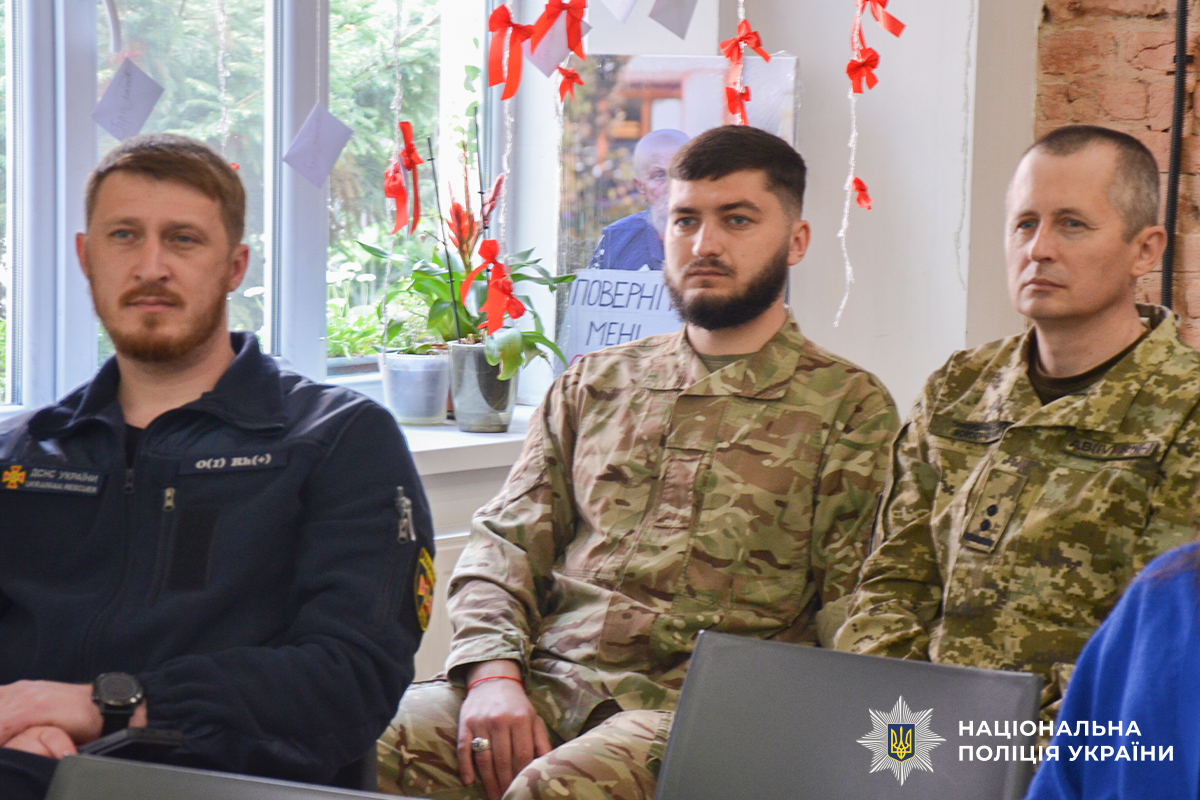 Помічник керівника поліції Буковини з ветеранських питань Денис Стратійчук взяв участь у тренінгу "Діалог з громадою та вирішення конфліктів"

Детальніше: tinyurl.com/35uv6hxn