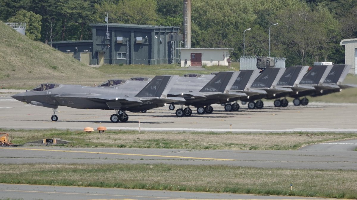 midnigft's tweet photo. 2026.05.11 三沢基地所属の米軍F-35と空自F-35の絡み https://t.co/ePZCIafwpV