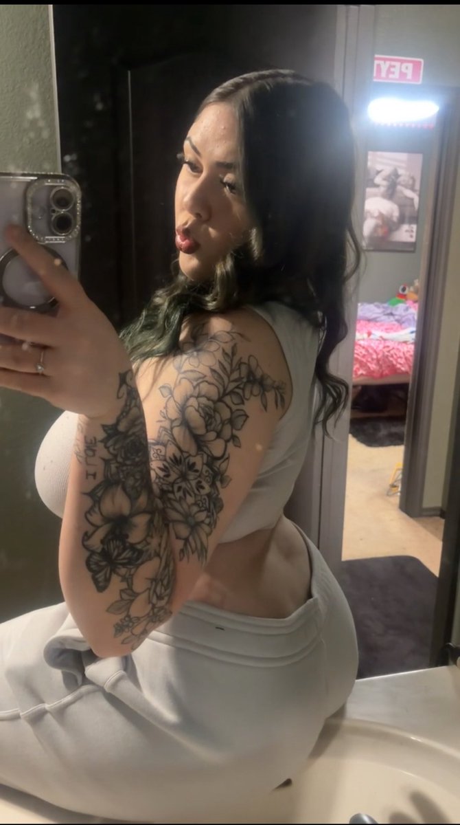 peytonrrose's tweet photo. who wants to pay for my next tattoo🤑 https://t.co/rsvDHV3z3A