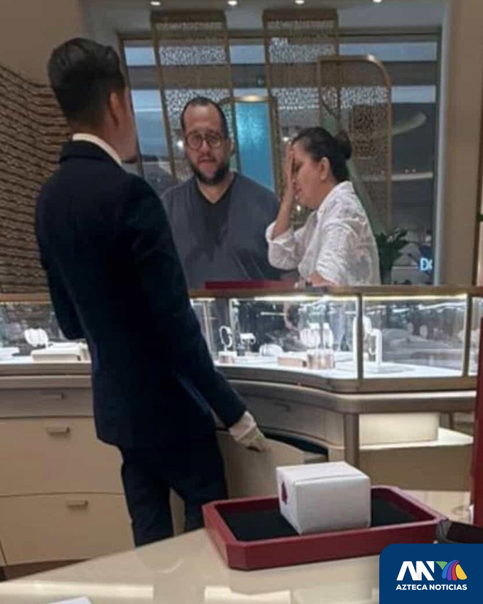 Una #austeridad muy lujosa 

Imágenes captaron al hijo mayor de López Obrador, José Ramón López Beltrán, realizando compras en una #joyería. 

Las postales muestran a López Beltrán dentro del establecimiento de lujo ubicado en una de las zonas comerciales más concurridas de