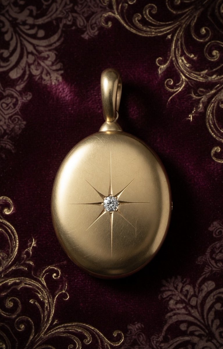 CraigHumphries's tweet photo. To my dearest. A piece of my heart.
Antique yellow gold large diamond set locket
15ct yellow gold.
diamond = 0.20ct colour F VVS.
66x27mm length.
https://t.co/TgYoOPR6Fw
#LocketLove #antiques #LGH #LG #Humphries #sydneyjewellery #sydney #australia #antiquejewelry #victorian #yellowgold #diamond #familybusiness #repair #QVB #queenvictoriabuilding #YellowGoldJewelry