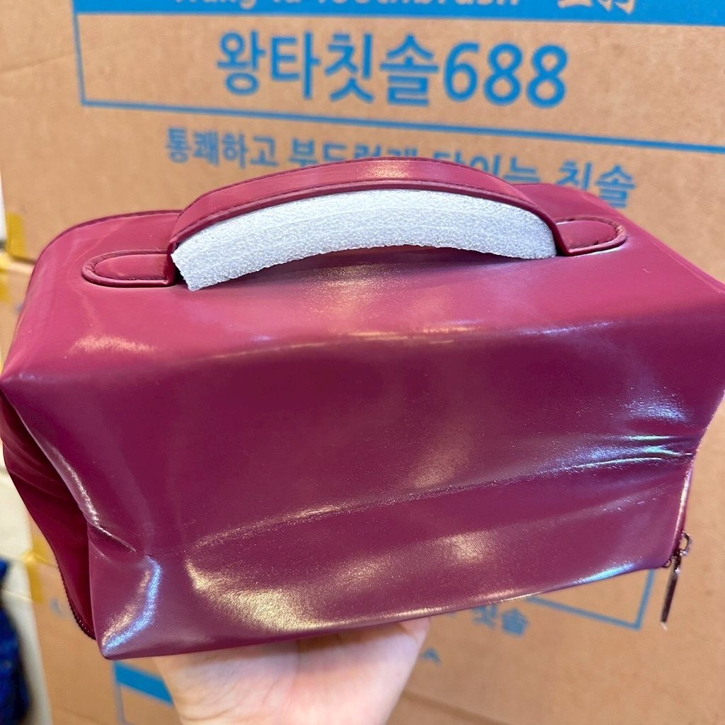 WpShopsugar's tweet photo. 🌸 Gucci cosmetic bag

ราคา 590 บาท

ใหม่ล่าสุด ลักชูม้ากก น้องเป็นผ้าเมเทอลิคเงาๆ สีแดงเข้มสวย ลิปด้านบนรอบ ขยายข้างได้ จุของได้เยอะคะ https://t.co/JfyxWsUu2j
