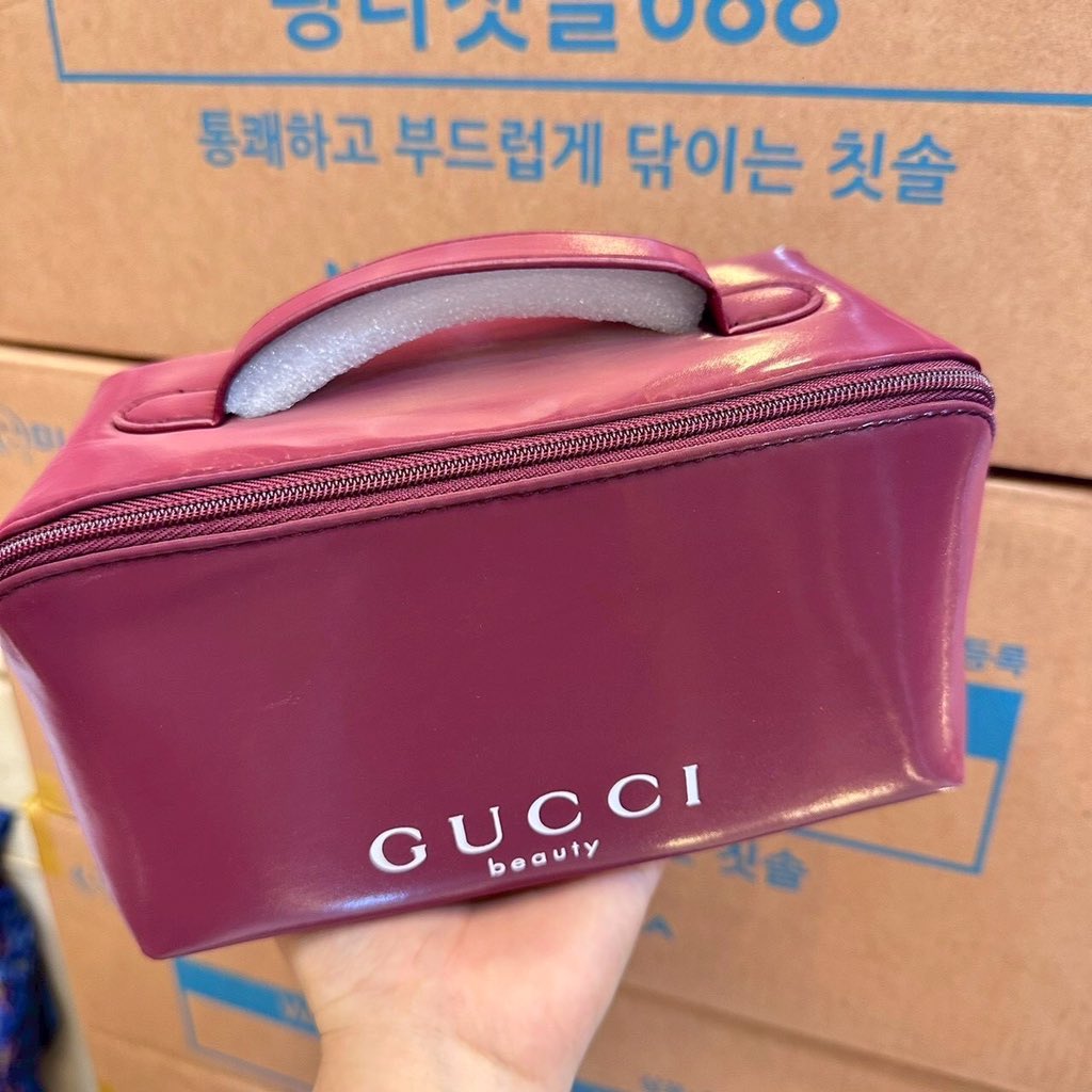 WpShopsugar's tweet photo. 🌸 Gucci cosmetic bag

ราคา 590 บาท

ใหม่ล่าสุด ลักชูม้ากก น้องเป็นผ้าเมเทอลิคเงาๆ สีแดงเข้มสวย ลิปด้านบนรอบ ขยายข้างได้ จุของได้เยอะคะ https://t.co/JfyxWsUu2j