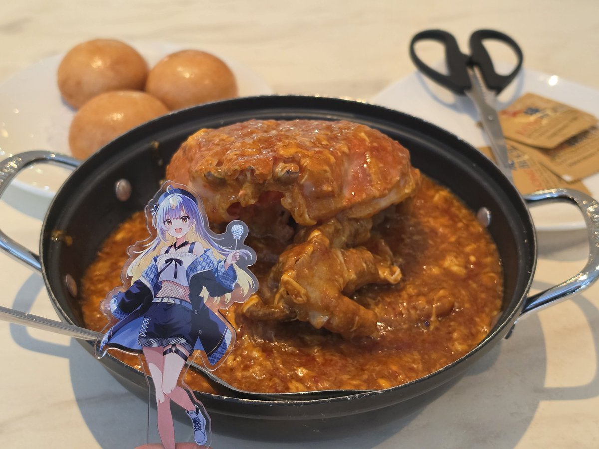 GIN_Cosmate's tweet photo. @esora_chan 昨日は配信ありがとうでした。シンガポールのご飯の写真沢山みたいって言ってくれてたので、撮ってきました。名物の屋台チキンライス(絶品)・チリクラブ・ホタテのパスタ・アヒージョ(日本とちょっと違いますね)です！

全体的に日本より物価高ですが美味しかったです！
いつか行く機会あったら是非！ https://t.co/mS2t1qQzI7