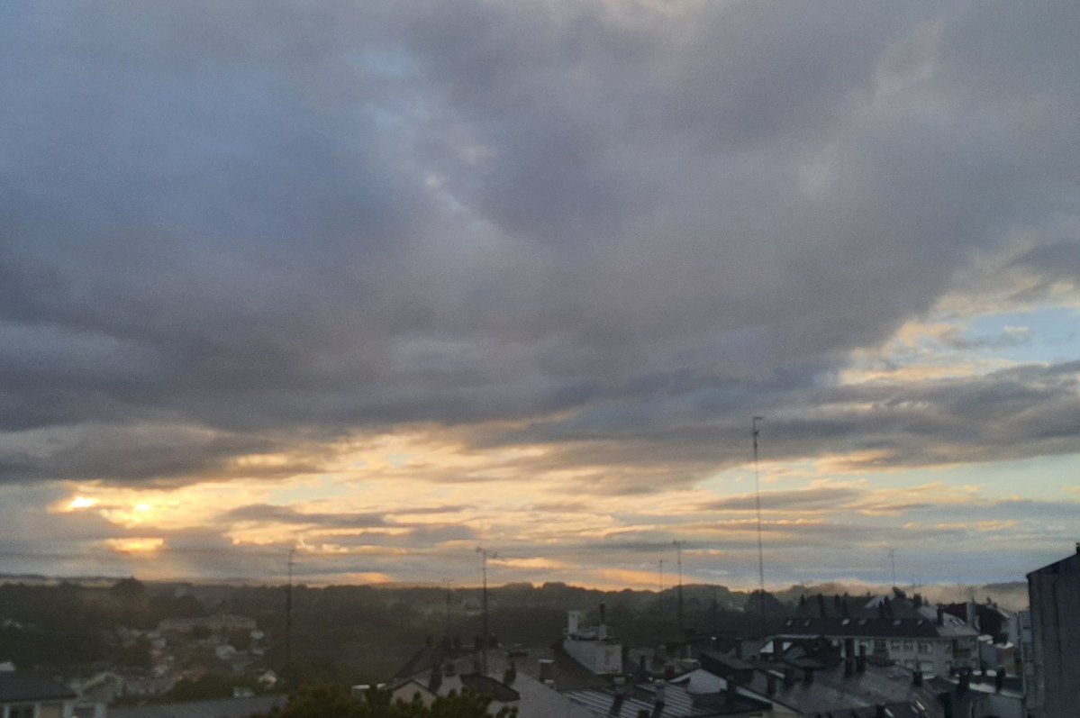 Aínda que as nubes anuncien unha nova treboada, busca sempre o azul celeste no ceo e no teu corazón. 💙
Bo día Lugo. Bo día, Breo!
Aínda aplaudindo! 🦁
#ForzaBreo <a href="/CBBreogan/">Río Breogán</a>