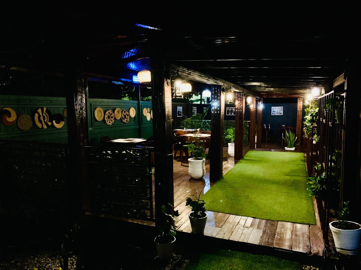 GideonSsekidde's tweet photo. Foodie alert.Hit up Backyard Bistro Bugolobi on Luthuli Road for that, eats. You won't wanna miss this spot. Flavors that'll hit different.
#GoldenPosts #FoodComa #BugolobiVibes https://t.co/72cp4gJ0U6