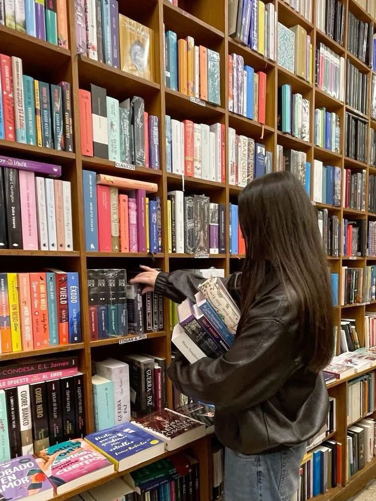 Isla_McKayx's tweet photo. Somewhere between the shelves, I found my peace.📖📚♥️ https://t.co/8CrcRQ4UVs