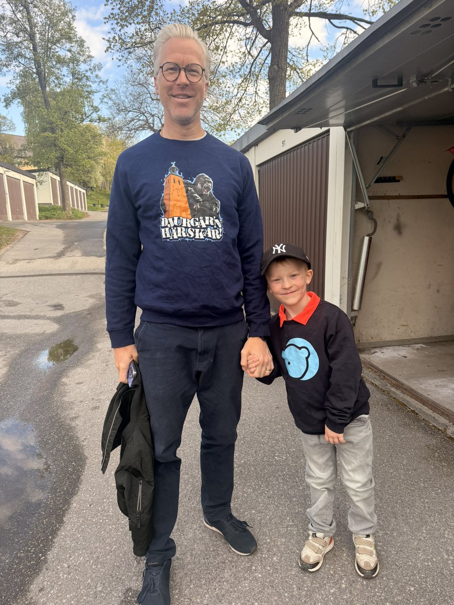 KristineSwe's tweet photo. Derbykungarna på väg mot jobbet och skolan💛❤️💙🌟 https://t.co/Lcl31Q2d2q