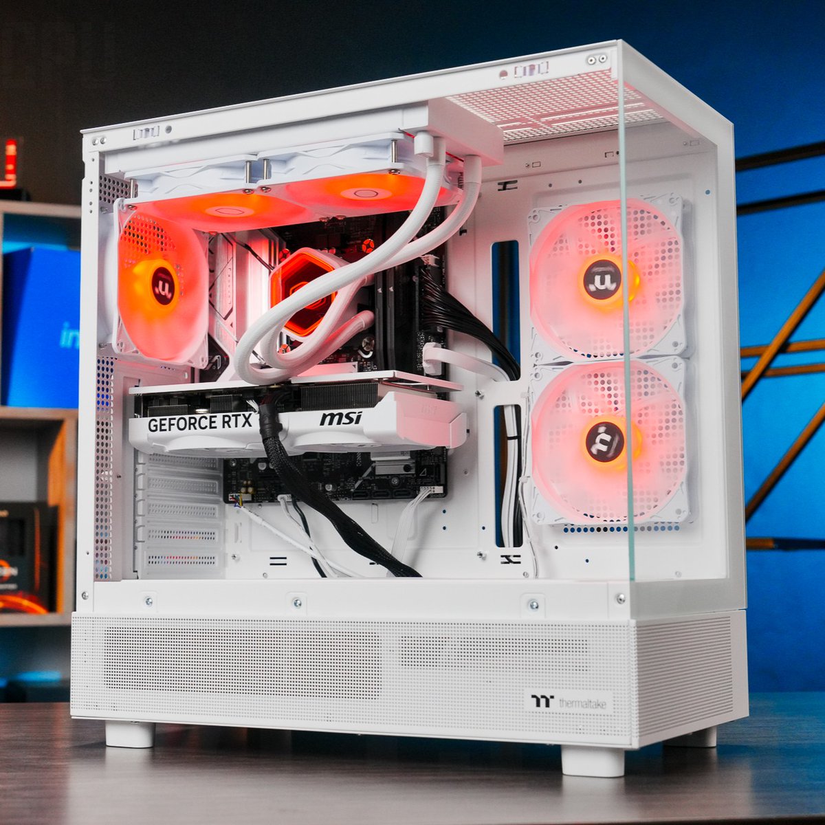 ThermaltakeInc's tweet photo. The View 270 makes every color pop. ❄️🔥✨🖥️
Panoramic glass panels and a clean dual-chamber layout turn every angle into a showcase. From icy blue to blazing red, the lighting completely changes the vibe of the build.
📸 @ihavecpu_official
#Thermaltake #View270 #Snow https://t.co/Aptti9GP7R
