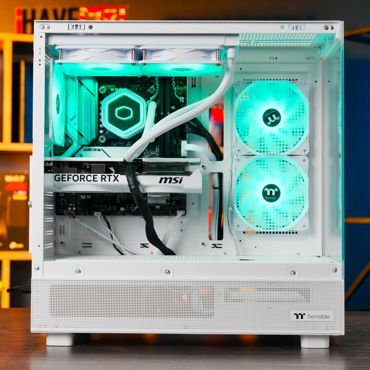 ThermaltakeInc's tweet photo. The View 270 makes every color pop. ❄️🔥✨🖥️
Panoramic glass panels and a clean dual-chamber layout turn every angle into a showcase. From icy blue to blazing red, the lighting completely changes the vibe of the build.
📸 @ihavecpu_official
#Thermaltake #View270 #Snow https://t.co/Aptti9GP7R