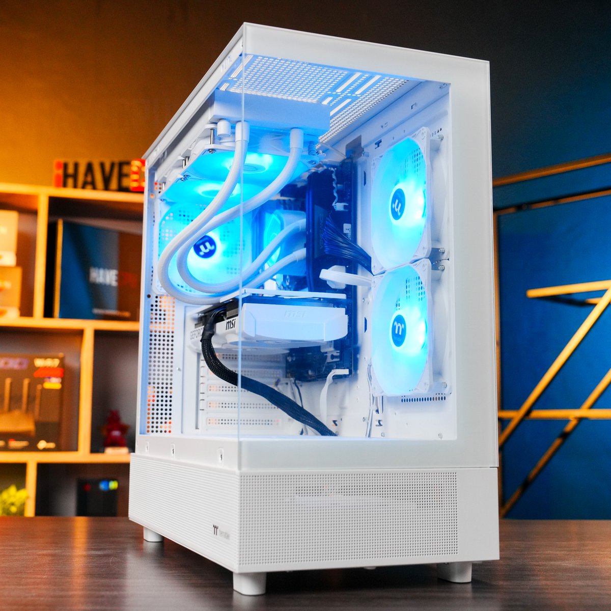 ThermaltakeInc's tweet photo. The View 270 makes every color pop. ❄️🔥✨🖥️
Panoramic glass panels and a clean dual-chamber layout turn every angle into a showcase. From icy blue to blazing red, the lighting completely changes the vibe of the build.
📸 @ihavecpu_official
#Thermaltake #View270 #Snow https://t.co/Aptti9GP7R