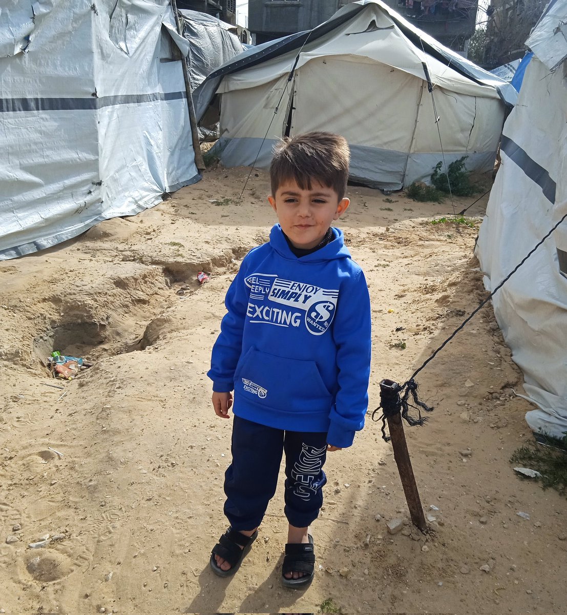 AbuQusai3181's tweet photo. Unfortunately, no one cares about us anymore. Frankly, we are hungry and need food and medicine. 

If you're browsing, please leave a comment. It's just a comment. 😭

🔗https://t.co/lbiIhLd8sd

🔗https://t.co/wJ5mHW9sVv https://t.co/PGRWfeZNrg