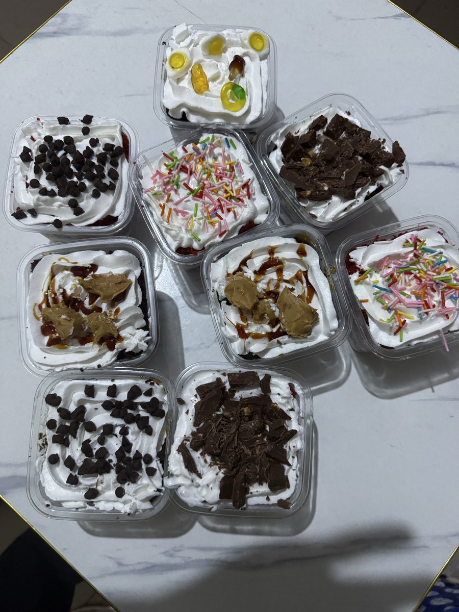 uncommon01's tweet photo. I’m taking pre-order for cake parfait this new week.
Let’s get your toppings preferences 

We have nutty chocolate 
Chocolate chips
Peanut butter 
Jellybeans 
Sprinkle 

All containers glazed with caramel syrup.

Send in your order now!!!!! 
📍Ibadan 
Price: ₦4000 https://t.co/OvWFX3l6uE