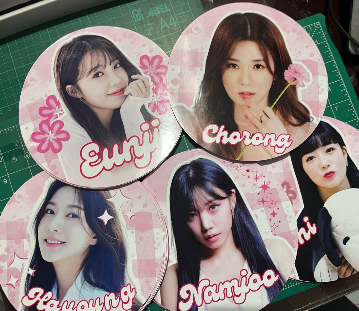 sydcrafted's tweet photo. 100pcs round handfans 🫶🏻🌸 for #ApinkInManila 

Tysm for the trust, until next time 🌸 

prints printing services fansupport freebies fankit fanproject event customize wts lfb ic snickers with mingyu snickers blackpink seventeen ppop kpop apink in manila https://t.co/m3JMKF63fI