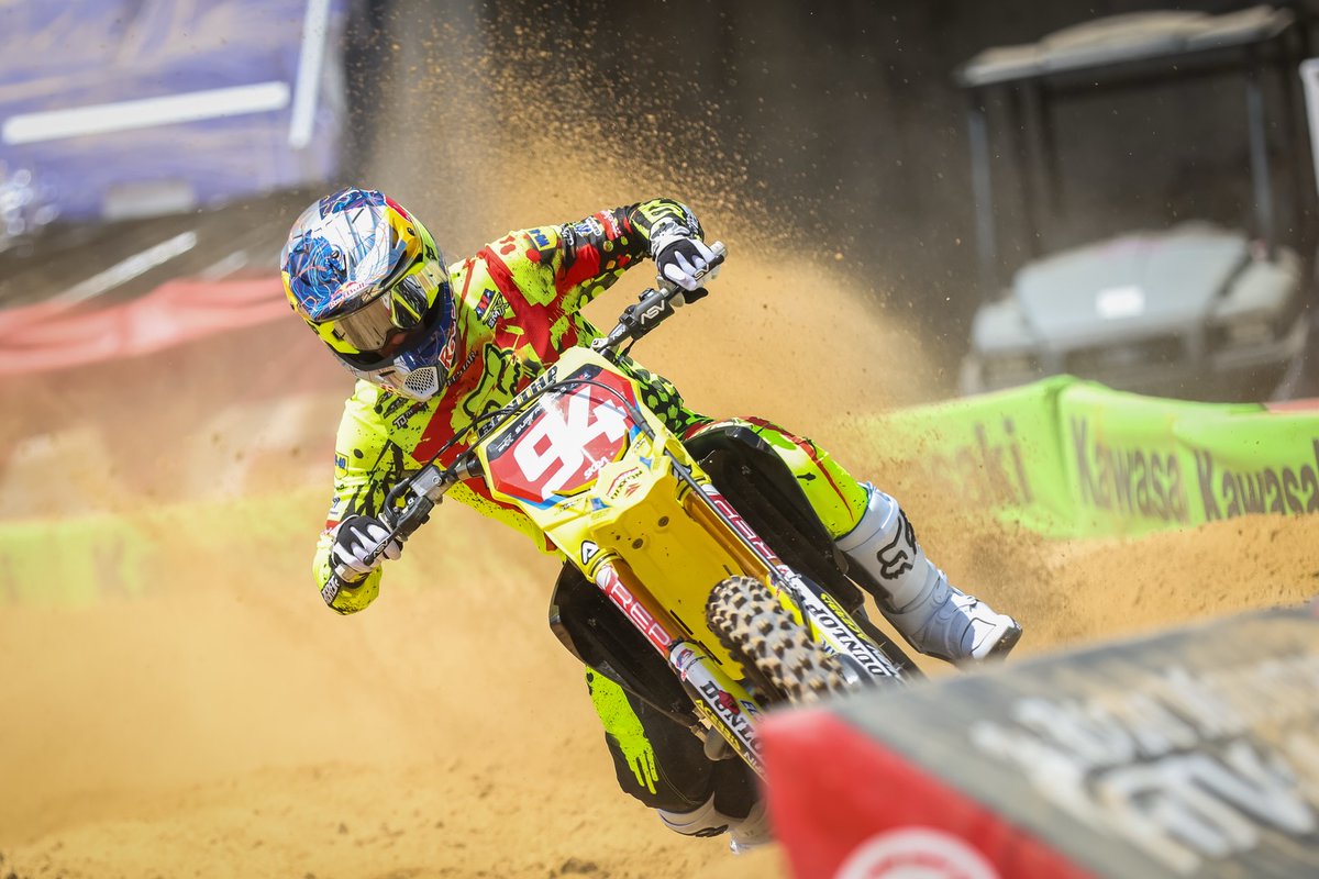 SuzukiMotoES's tweet photo. 🙌 ¡Qué historia la de Ken Roczen!

De tocar fondo en 2017 a alcanzar la gloria este fin de semana, conquistando el SMX World Championship 2026 en Salt Lake City. 🌎🏆

La temporada 2026 de Ken Roczen es la prueba de que rendirse nunca es una opción. 

📸 #HEPMotorsports https://t.co/H3U8lucYYj