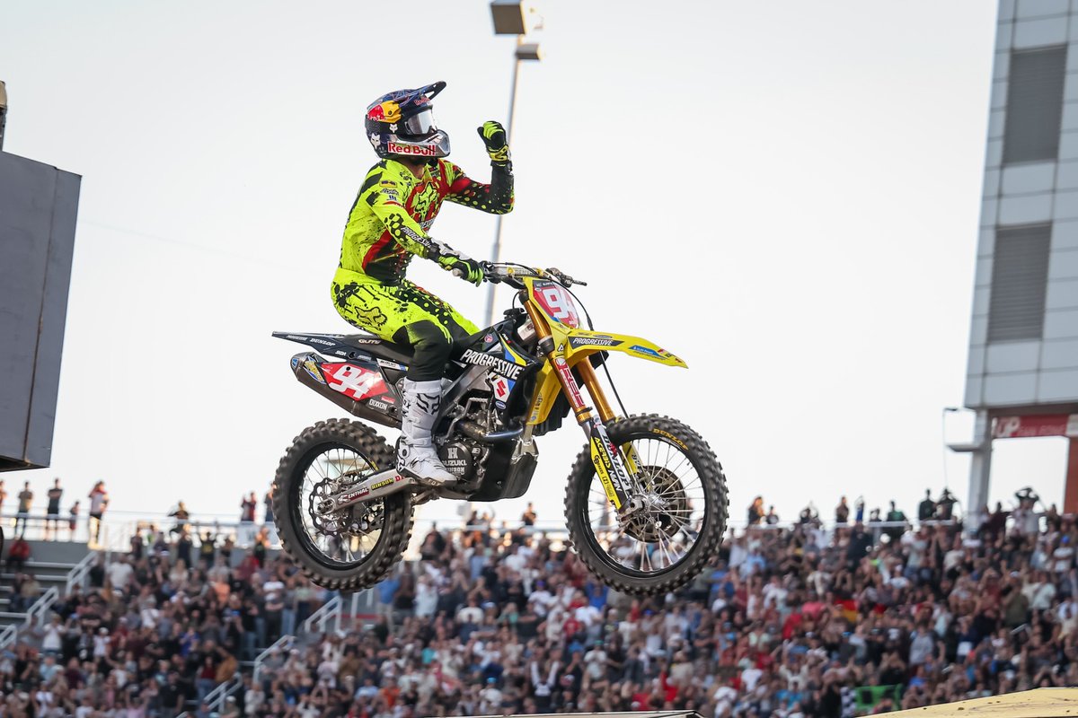 SuzukiMotoES's tweet photo. 🙌 ¡Qué historia la de Ken Roczen!

De tocar fondo en 2017 a alcanzar la gloria este fin de semana, conquistando el SMX World Championship 2026 en Salt Lake City. 🌎🏆

La temporada 2026 de Ken Roczen es la prueba de que rendirse nunca es una opción. 

📸 #HEPMotorsports https://t.co/H3U8lucYYj