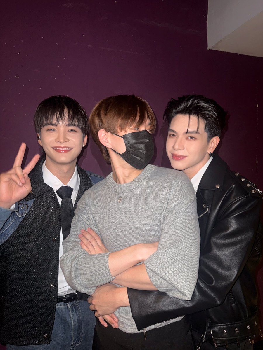 meen1310's tweet photo. P'Maxky, P'Ngern, Bever, Liew &amp; Oat graced the premiere &amp; gave their full support to the beloved youngest pair of the FY gang 💕
TigerDueannao's arc is starting soon — let’s all tune in together this Thursday on 14th! ✨

#LatelyItsWinterSeasonPremiere
#FoureverYouProjectPart2 https://t.co/3AHnT9PvSp