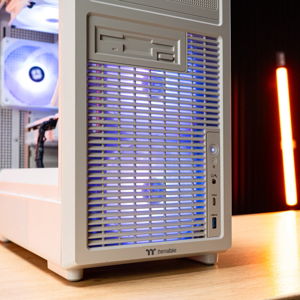 ThermaltakeInc's tweet photo. Old school vibes, modern powerโจ๐ฅ
The Retro 260 blends a classic front panel design with a clean modern white aesthetic, while vibrant lighting adds the perfect modern touch.
๐ Learn more: https://t.co/lwk98P2E63
๐ ๏ธ @emarque.co
#Thermaltake #Retro260 #RetroBuild #PCSetup https://t.co/gt2oWTaVwi