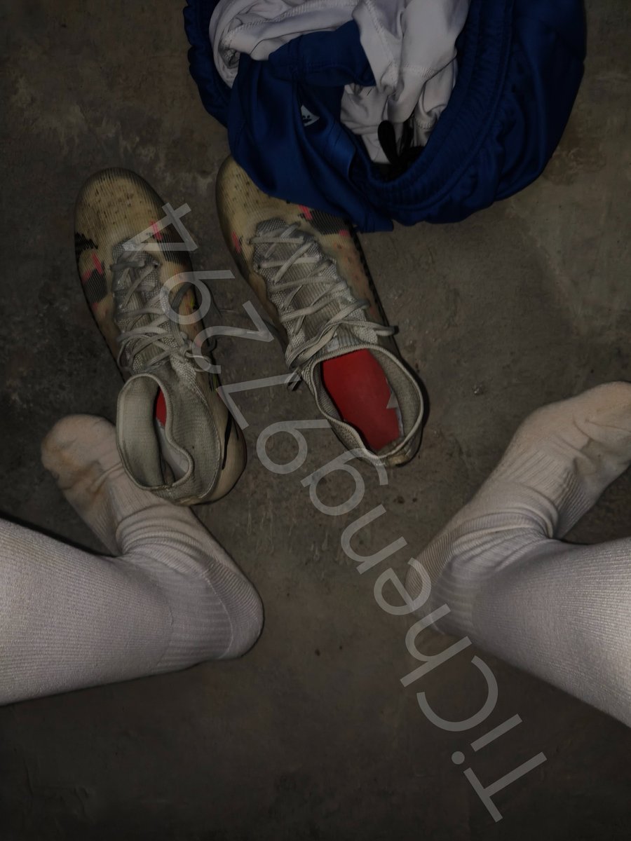 TiCheng97294's tweet photo. 踢完球在器材室休息，全是脚臭味，汗味，又是谁的天堂
#体育生宿舍 #体育生#足球爹 https://t.co/lsBKEUyEiw