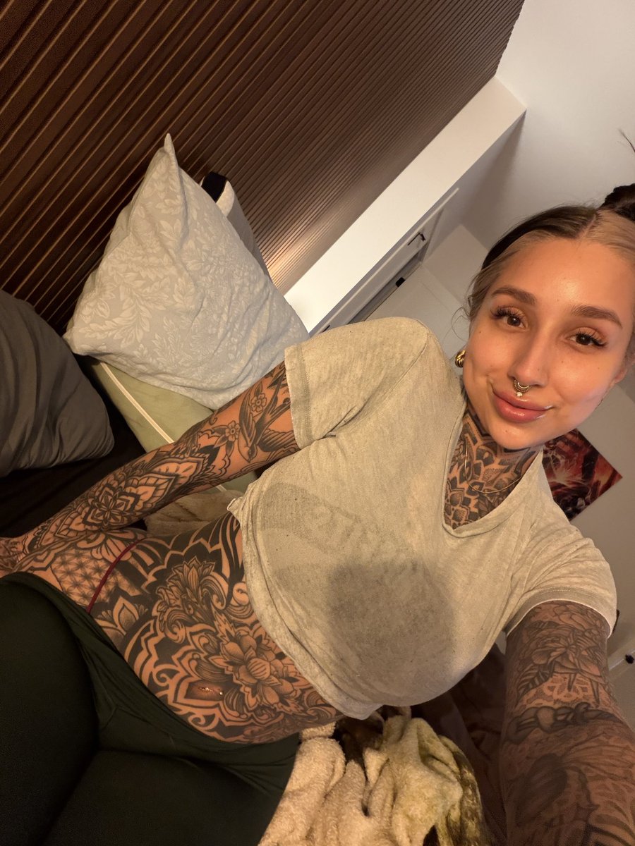 split_bri's tweet photo. pop of colour https://t.co/ufHSzyKc7x