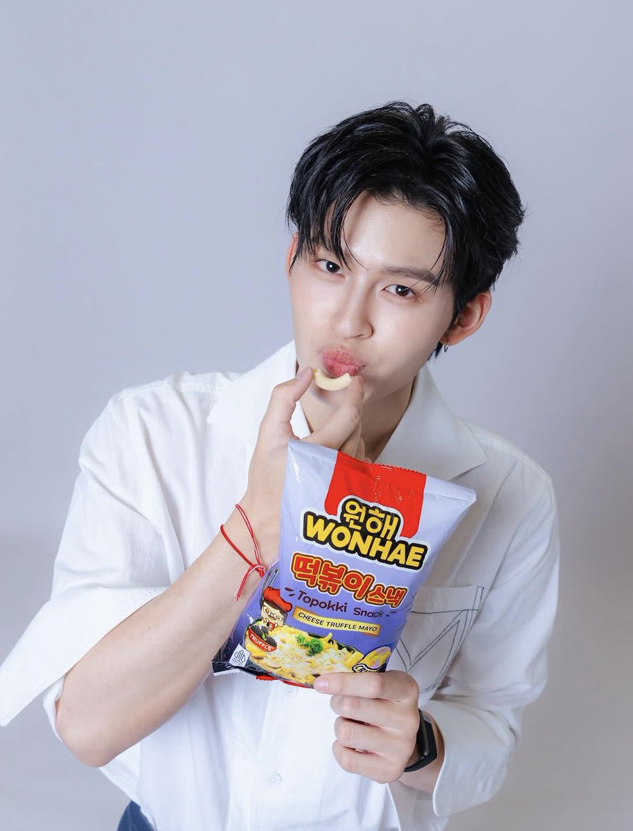 An Indonesian snack brand <a href="/wonhaefoods/">Mujigae by Wonhae (mujigaefoods.id)</a> really got Pond Naravit as their endorser… WE WON 😭🇮🇩✨  

GILA MASIH GA NYANGKA brand snack Indonesia bisa bawa Pond Naravit buat endorsement 😭😭 bangga banget sama Wonhae asli 🇮🇩

#PondJajanWonhae #PondFindTruffle
#ppnaravit