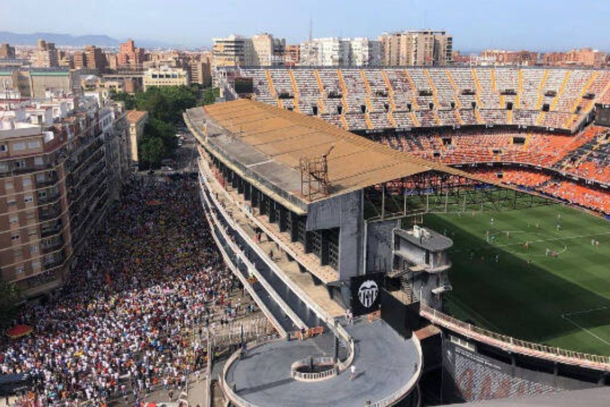 David_Alfafar's tweet photo. Ahora, futbolistas te vienen con la cantinela de, si se puede, ambición y Europa, ahora es cuando esta afición debería demostrar su personalidad y fuerza, vaciando Mestalla VS Rayo, y hacer ver de nuevo a propiedad y jugadores, que arrastrar el escudo es inadmisible, han tenido Mestalla lleno y han hecho ridículo tras ridículo, insultando el escudo y lo que representa, basta ya. Opinión personal.