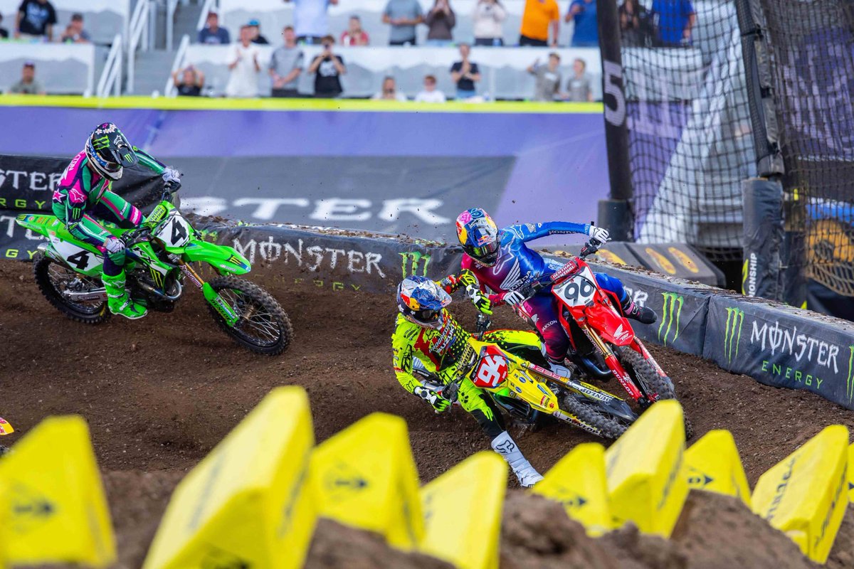 Fabrizi88877001's tweet photo. Ken rocen ha fatto l'impresa!
Con una moto del 2018 ha vinto nel 2026 il titolo del supercross! 
Sarebbe stato un furto dopo quello che ha passato se non avesse vinto almeno un titolo. 
Risorto dopo due infortuni mostruosi che avrebbero messo in ginocchio chiunque. 
Complimenti! https://t.co/BYSVfBBBBA