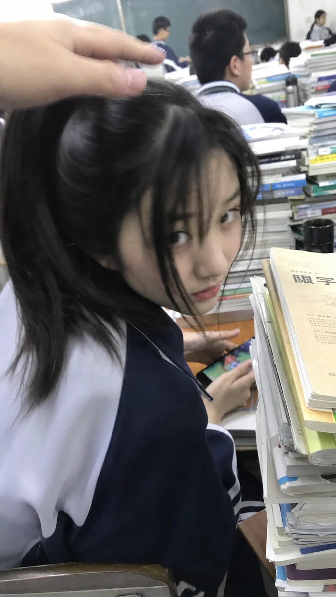 DeepBlueXAi's tweet photo. 马尾还是短发？ https://t.co/j4fVJvq81g