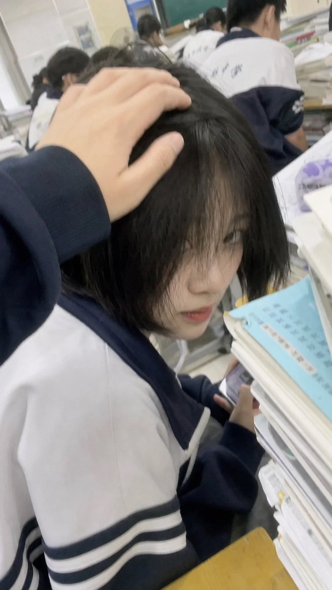 DeepBlueXAi's tweet photo. 马尾还是短发？ https://t.co/j4fVJvq81g