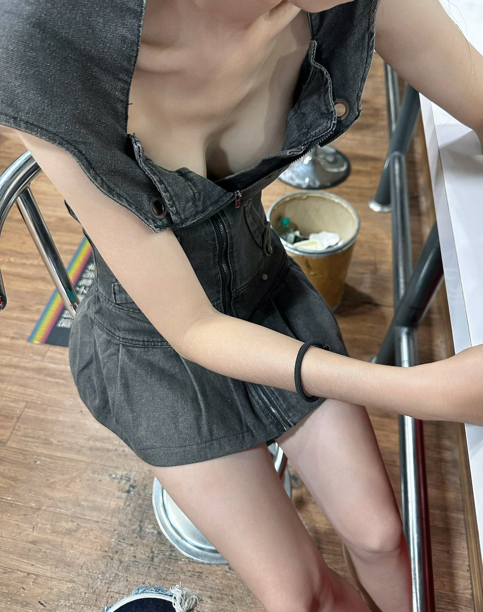 🔥 老婆我們是來換輪胎，不是來修大燈的啊！！！
昨天帶老婆去輪胎店換胎，我本來只想低調刷卡走人…
結果她這件拉鍊牛仔裝一坐下，整間店的溫度瞬間飆升～😮‍💨💦
側面曲線已經超犯規，低角度再一看……
那深V直接把老闆跟店員的眼睛吸得死死的，我在旁邊看著都忍不住一直偷瞄🤭
我站在旁邊又尷尬又心癢，下面都快跟輪胎一樣要爆了😏
老闆拜託你動作快一點啊～我怕再待下去，我自己真的快hold不住了！！！
這到底是來換輪胎，還是來給我現場直播老婆魅力大放送的？
兄弟們有遇過這種「太太太會穿、穿到我全身發熱」的感覺嗎？😈
#輪胎店日常 #老婆太會穿 #我真的只是來換胎的 #denim殺 #這什麼概念 #太太日常 #小騷一下