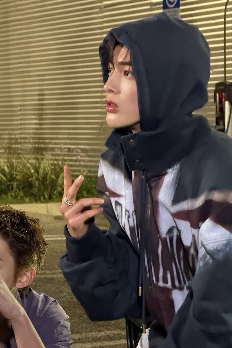 디.. tweet media