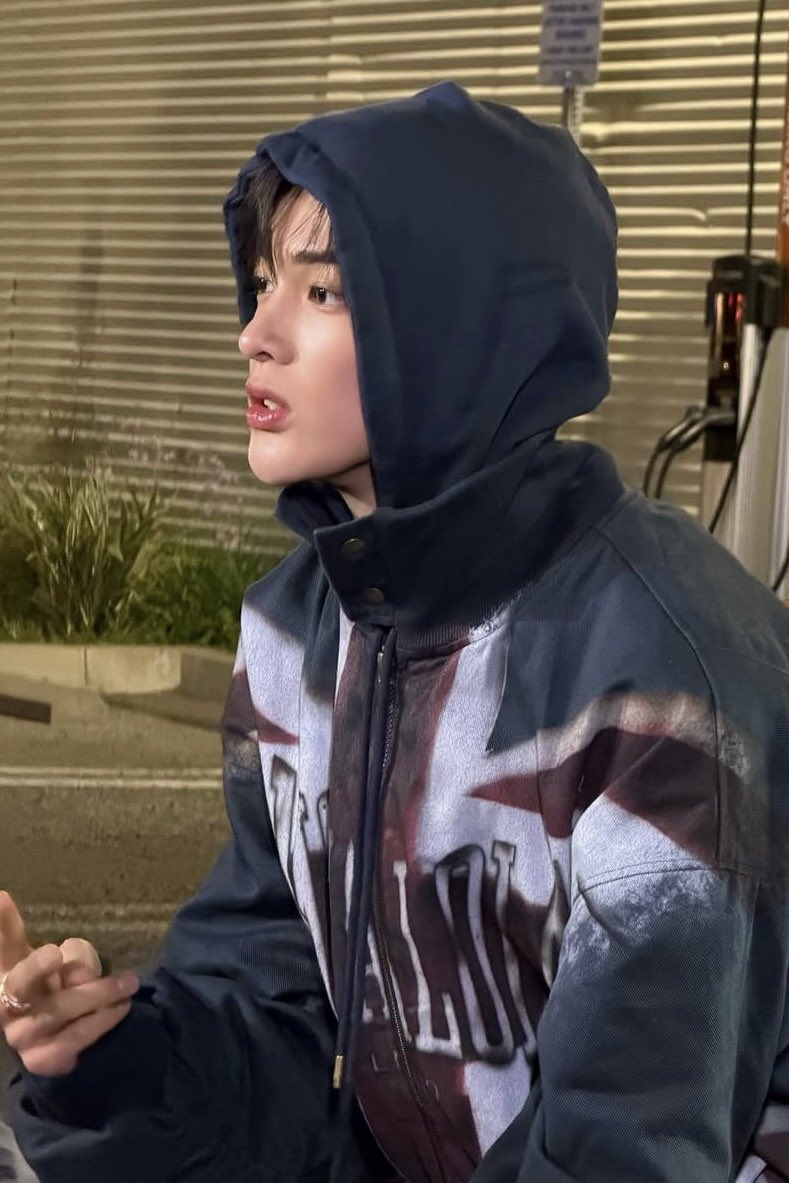디.. tweet media