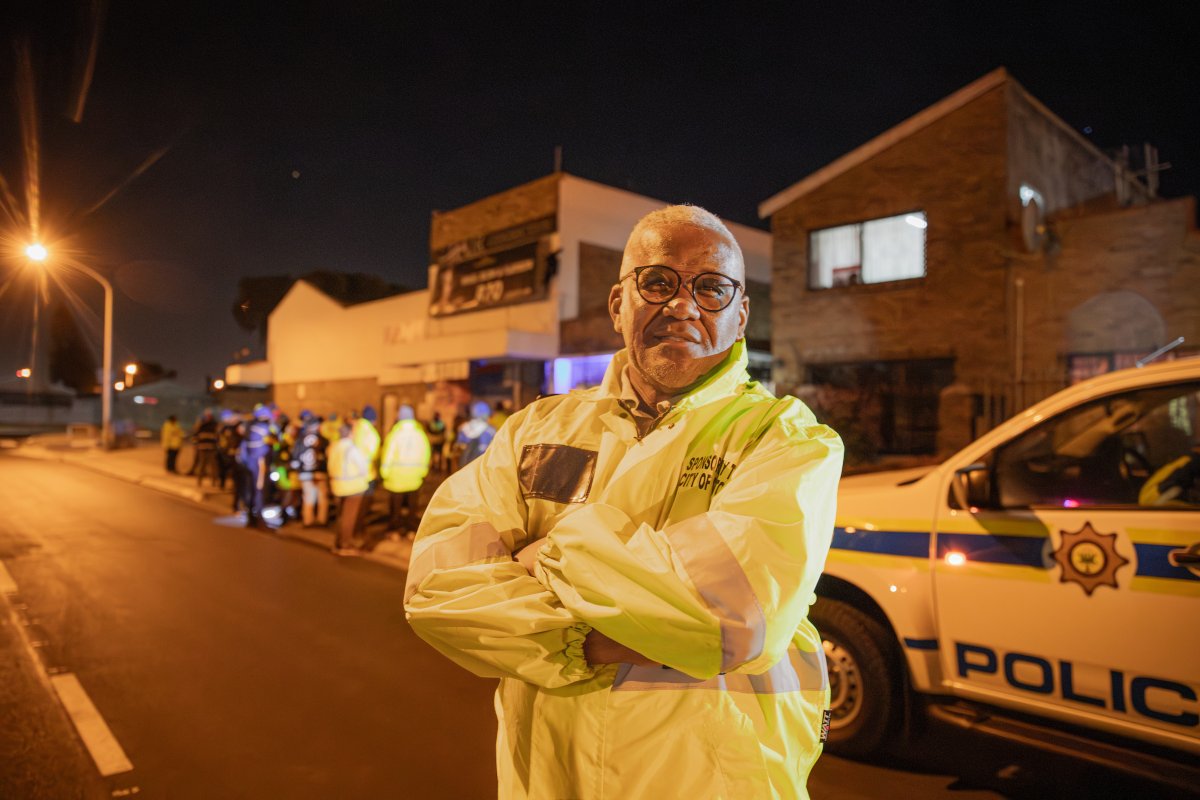 christianputsch's tweet photo. Mit Taschenlampen gegen Gangs – und gegen das Gefühl, vom Staat vergessen worden zu sein. Südafrika schickt seit April Soldaten in von Gangs dominierte Gegenden wie die Cape Flats von Kapstadt. Die Zuversicht in diese Maßnahme ist gelinde formuliert gering. In Mitchell’s Plain, einem Teil der Flats, patrouillieren nachts mehr als 150 Bewohner durch ihre Straßen. Sie suchen nach Drogenhäusern, zeigen Präsenz und versuchen, ihrer Nachbarschaft ein Stück Kontrolle zurückzugeben.
In vielen Teilen Südafrikas ist das Vertrauen in staatliche Institutionen massiv erodiert. Mutige Bewohner organisieren sich zunehmend selbst: über Nachbarschaftswachen, WhatsApp-Gruppen und freiwillige Patrouillen, die nur von wenigen Polizisten begleitet werden.
Die Erfahrungen anderer Länder mit Armee-Einsätzen gegen organisierte Kriminalität sind oft ernüchternd. In den Favelas von Rio de Janeiro sank die Gewalt nach Militäreinsätzen häufig nur kurzfristig. In Mexiko hat der Krieg gegen die Kartelle mit Soldaten die Gewalt vielerorts weiter eskalieren lassen. Soldaten sind für Krieg ausgebildet, nicht für Polizeiarbeit in Wohngebieten.
Meine Reportage @welt https://t.co/wAtKO8wL7h