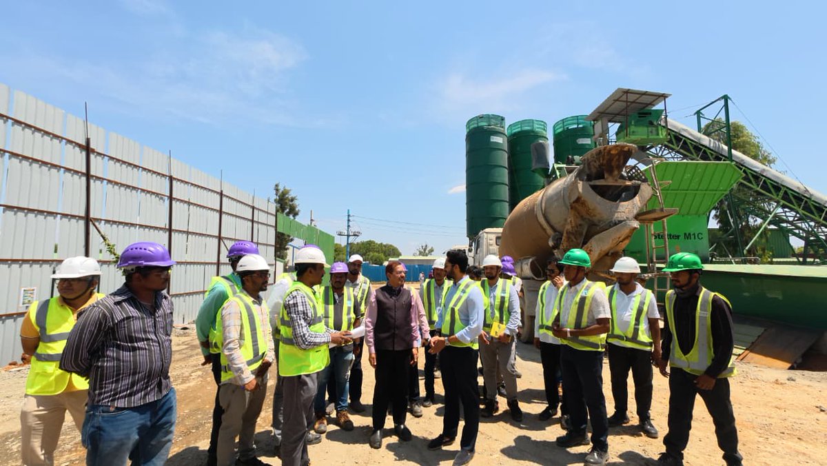 RithwikProjects's tweet photo. Another milestone for Bengaluru Suburban Railway Project! Sri Lakshman Singh, MD, KRIDE, inaugurated the Batching Plant & Casting Yard at Huskur Station Corridor-4 (Kanaka Line), appreciating project team & Rithwik Projects for steady progress #BSRP #bengaluru #rithwikprojects https://t.co/45H4MFN7zv