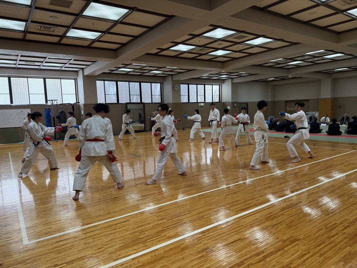 titech_karate's tweet photo. 連休明けて5月も2週目。昨日は武道場にて理工科系学生空手道連盟の審判研修会が行われました。審判の皆さんの研修と同時に、学生選手らにとっての練習試合でもあります。1年生も合同練習に参加しました。次の日曜日は芝浦工業大学にて行われる予定です。
#春から科学大 #東京科学大学 https://t.co/YEjYjGAzW0