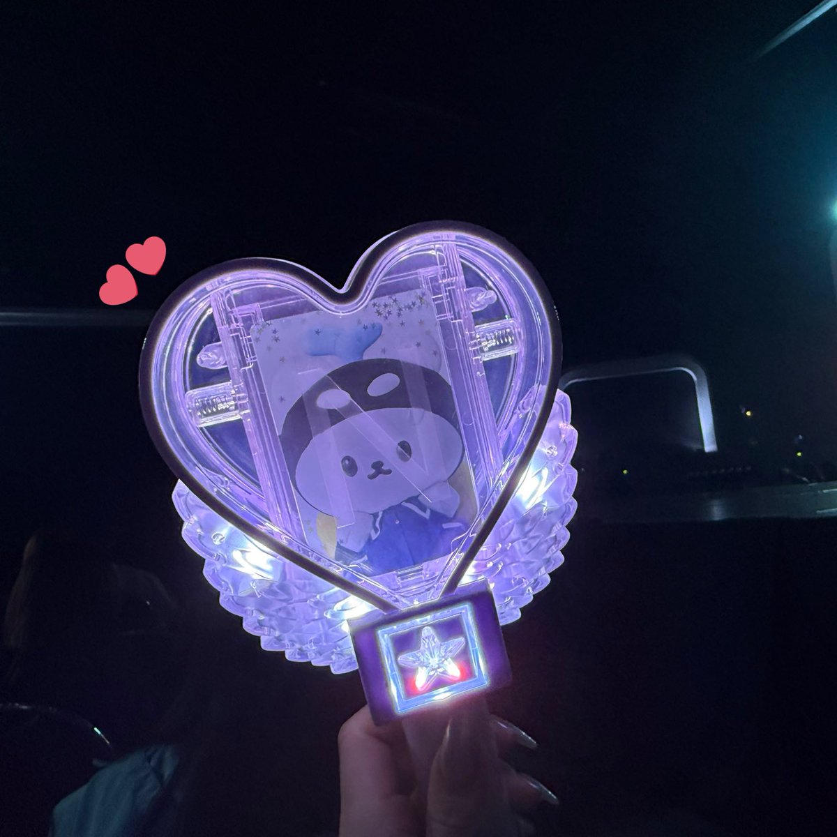 ตอนช่วงเล่นเกม พี่เตหยิบไลท์สติ๊กของหนูไปด้วยค่ะ 🪄💙แล้วพอเห็นการ์ดยัยซังในไลท์สติ๊ก พี่เตก็ยิ้มแบบนี้เลย 🥲💞kawaii มากๆ 🥹

#Tawan_V <a href="/Tawan_V/">เทย์ทาวาฬ</a> #เตนิว
#ThaiFestivalSpecialFM2026
#ThaiFestivalSpecialFM2026xTN