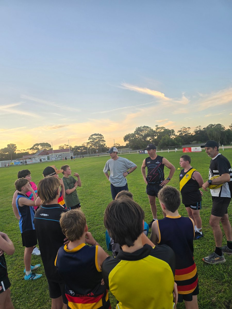 fat_farmers's tweet photo. We partnered with @DiabetesSA and @BreakthroughMHR a few weekends ago in Karoonda as part of our Preventive Health SA funding delivery.

Recap: Thursday with Tom Jonas training with the footy club, Friday morning walk &amp; talk, then delivered 28 free diabetes checks on Saturday. https://t.co/52op8BzEZV