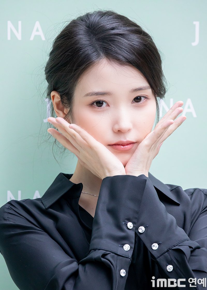 [포토] 아이유, 나 흑화
#아이유 #IU #성희주 #21세기대군부인 #배우 #가수 #포토콜_260511 [iMBC연예]

배우 겸 가수 아이유(IU)가 11일 오후 서울 송파구 양재대로에 위치한 한 본사에서 진행된 주얼리 브랜드 포토콜 행사에 참석해 포즈를 취하고 있다.

🔗enews.imbc.com/M/Detail/504513