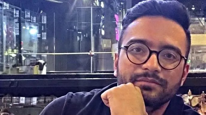 Mullah-Regime richtet Elite-Studenten hin!

Der Iran hat heute Erfan Shakourzadeh hingerichtet. Vorwurf des Regimes: „Zusammenarbeit mit CIA und Mossad“.

Menschenrechtler sagen: Der 29-jährige Masterstudent für Luft- und Raumfahrttechnik wurde monatelang in Einzelhaft gehalten,